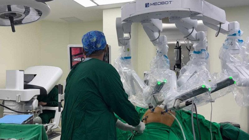 দেশে প্রথমবার পূর্ণাঙ্গ রোবোটিক অস্ত্রোপচার, এক দিনে দুই রোগীর চিকিৎসা